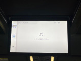 【14型有機ELフリップダウン】三列目からでも迫力のエンタメが観れる大画面フリップダウン。有機ELのモニターでは、一般的なフリップダウンよりも高コントラストでキレイな映像を楽しめます。