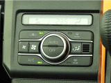オートエアコンを装備しておりますので、四季を通じて車内を快適な温度に保つことが出来ます!高級感が有りますね!