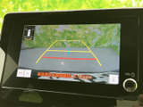 後方確認をサポートするモニター画面。安全な駐車や車庫入れをアシストし、運転の負担を軽減します。運転に自信が持てます。