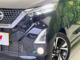 【LEDヘッドライト】悪天候や夜間走行時も良好な視界を確保し安心して運転できる高輝度LEDヘッドライトを装備!点灯速度が早く、消費電力も抑えられています。