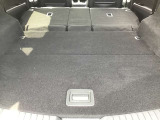 リアシートは片方ずつ倒せます。乗車員数や積む荷物に応じてアレンジが可能ですので多彩に使えてとても便利です。