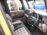 フロントベンチシートだから運転席助手席足元もゆったり広々快適です。助手席への移動も楽々です。