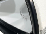 【ブラインドスポットモニター】走行中、ドアミラーの死角になりやすい箇所に後続車が接近するとサイドミラーのレンズに警告を表示!ドライバーに注意喚起をしてくれます。