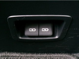 充電用USB端子付き。スマートフォンなどの充電に便利です。