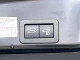 【パワーバックドア】スマートキーや運転席のボタンを押すだけでリアゲートが自動で開閉します!荷物を持っている時や、高い位置にあるバックドアを閉める際に便利な機能です♪