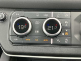 【デュアルオートエアコン】大きなダイヤルで温度調節が可能でございます!手元を見なくてもわかりやすくなっており、運転にも集中できます!