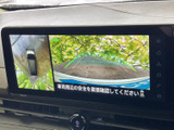 多彩な情報を表示する大型ディスプレイ。後方確認をサポートするカメラ映像も鮮明に映し出され、安全運転をアシストします。使いやすさも魅力です。