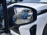 BSW(後側方車両検知警報)ブザーとともに、ブレーキを制御することで車両をもとの車線内に戻すような力を短時間発生させ、車両との接触を回避するようドライバーのステアリング操作をアシストします。
