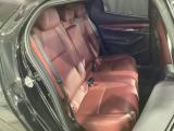 人間が歩行時に行っている「頭部の安定(目線の安定)」を車内でも再現する為、骨盤を支えて姿勢を崩しにくくするシート設計が取り入れられています!