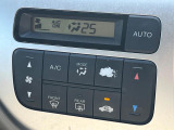 【オートエアコン】一度お好みの温度に設定すれば、車内の温度を検知し風量や温度を自動で調整。暑い&hellip;寒い&hellip;と何度もスイッチ操作をする必要はありません。快適な車内空間には必須の機能ですね♪