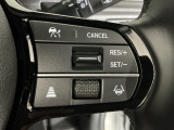 【アダプティブ・クルーズ・コントロール】予め設定した車速内でクルマが自動的に加減速。 前走車との適切な車間距離を維持しながら追従走行し、高速道路でのドライバーの疲労を軽減してくれる嬉しい機能付♪