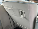 助手席の後ろには【ショッピングフック】があります。小さめの荷物やエコバックなどがかけられて便利です。