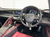 運転席まわりです。 各操作スイッチは使いやすい位置に配置されてます。