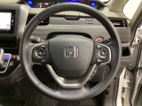 ハンドルにHondaセンシング系のクルーズコントロールやレーンキープアシストなどのスイッチと、オーディオの操作スイッチが装備されています。ハンドルから手を離さず安全に操作できます。