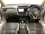 車内は光触媒抗菌消臭施工済です。スタイリッシュなデザインでスポーティなインパネ周りを演出します。グローブボックスやカップホルダーのほかにトレーなどたくさんの収納スペースが付いています。