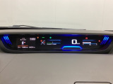 中央にデジタル表示のスピードメーターを配したハイブリット専用メーターになっています。左側のインフォメーション画面で燃費などの情報を確認できます。