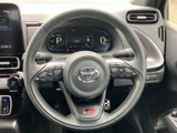 握りやすいステアリングが、運転操作をスムーズにします。操作性にも優れており、快適なドライビングをサポート。手になじむ感覚が心地よい。