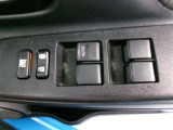 もちろん全席パワーウインドー付。運転席から操作できて便利です。