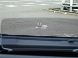 カラーヘッドアップディスプレイ付き。少ない視線移動で情報を確認できるので、運転の疲労軽減に繋がりますよ♪