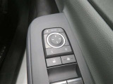 電動格納ミラー! スイッチひとつでミラーを畳めます。