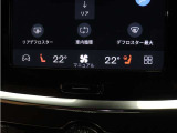 フロントシートには、シートヒーター&シートエアコンに加え、ステアリングホイール・ヒーターも装備。厳寒の地、北欧スウェーデン発祥のブランドならではのアイテムです。シートヒーターは後席にも装備しています