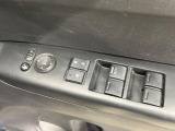【電動格納ミラー】サイドミラーは電動格納式となっており、狭い駐車場でもキズがつくリスクを抑えられます。