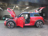 最大80台以上を展示するショールームには、厳しい品質基準をクリアしたBMW・MINI認定中古車を豊富に取り揃えております。
