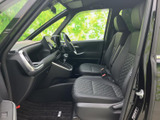 運転席からの視界は良好。操作しやすい配置で、運転に集中できます。快適なドライビングをサポートします。