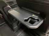 後席には左右とも格納式テーブルを採用♪車内でのお食事などで活躍!ドリングホルダーも備えております!