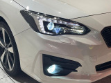 【LEDヘッドライト】悪天候や夜間走行時も良好な視界を確保し安心して運転できる高輝度LEDヘッドライトを装備!点灯速度が早く、消費電力も抑えられています。