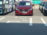 フロントガラスへの投影型であるヘッドアップディスプレイ。車速や交通標識、ナビゲーションの案内などの情報が映し出されます!