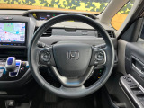 インテリアに合わせたデザインのステアリングは、運転される方のことも考え、運転しやすい形状、大きさです。是非一度、実際に触ってお確かめください。
