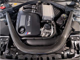 【BMWエンジン】革新的なガソリン・エンジン・テクノロジーによる高性能かつ高効率。レスポンスの良いパワーを発揮。常にスムーズな吸気を実現しアクセル開度にダイレクトに反応しドライビングを楽しく演出。