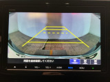 【バックカメラ】運転が苦手な方も車庫入れラクラクです!ギアをリバースに入れれば自動的に切り換わりますので、面倒な操作は不要です♪狭い駐車場もお車を傷つけず安心ですね!