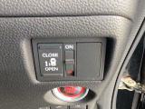 左側に電動スライドドアを装備。ワンタッチで開閉できるため、荷物の積み降ろしやお子さまの乗り降りがスムーズです。