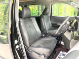 運転席まわりには十分なスペースがあり、大柄な方でもゆったり運転していただける環境です。