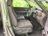 運転席周りは、使いやすさを追求した設計。ゆったりとした座り心地で、長距離運転でも疲れにくい快適な空間です。