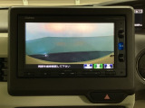 ギヤをR(バック)に入れるとナビの画面に後ろの映像が映るリアカメラ付です。後退時、コンディションが悪い視界でもカラーバックモニターがドライバーをサポートします。