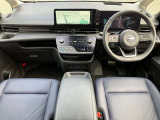 運転席まわりは機能的にまとまっています。足元が広々のインパネATです♪