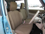 体をしっかり支えるシート形状で、運転姿勢を安定させやすい運転席。アームレスト付きで長時間の運転でも姿勢を保ちやすく、日常使いに配慮された空間です。