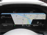 運転に必要な情報をグラフィカルに表示し、少ない視線移動で瞬時に認識できる先進的な液晶メーター。こちらはナビゲーション情報と連携する「地図画面」になります。