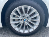 【BMWアロイホイル】軽量かつ強度に拘ったアロイホイル。走行性能ポテンシャルを引き出す設計。車の足元を引き締めてくれる大きなポイントはアロイホイルです。