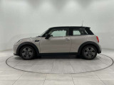 3ドアならではのコンパクトで引き締まったボディ。MINIらしい軽快な取り回しと、スポーティなスタイリングを楽しめます。
