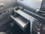 助手席前にも収納スペースがございますので、こちらにこも小物を収納することができます!