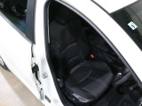 程よい硬さとホールド性が高いシートで長時間運転も快適です。
