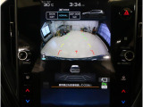 後方の映像を車内の11.6インチディスプレイに表示。 ステアリング操作に連動して動くガイドラインが、駐車や車庫入れをよりスムーズにサポート。狭いスペースでも安心して操作できる頼れる機能です。