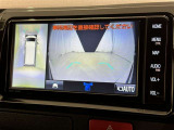 パノラミックビューモニターを装備。駐車場や交差点でクルマを真上から見るように周囲を確認できます。機能の詳細は販売店スタッフまでおたずねください。