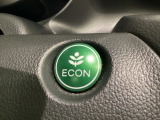 ECON モードをON にするとアクセルペダルの動きに対するエンジンの反応とエアコンの制御を切り換えることで、燃費のいい運転をするドライバーがペダルを踏んだ時と同じようにエンジンを制御します。