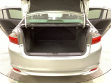 ラゲッジも広く使いやすいトランクは、開口部も広く荷物の積み下ろしもしやすいお車となっております。リアシートの背もたれは6:4の割合で分割して可倒できるので、長いお荷物などを載せることもできます。