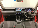 車内は光触媒抗菌消臭施工済です。スタイリッシュなデザインでスポーティなインパネ周りを演出します。グローブボックスやカップホルダーのほかにトレーなどたくさんの収納スペースが付いています。